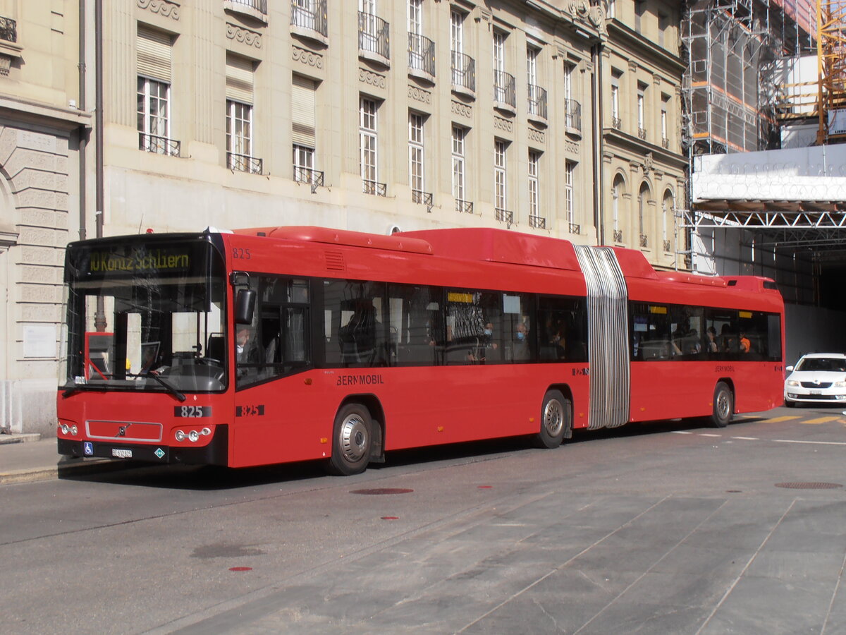 (234'123) - Bernmobil, Bern - Nr. 825/BE 612'825 - Volvo am 28. Mrz 2022 in Bern, Bundesplatz