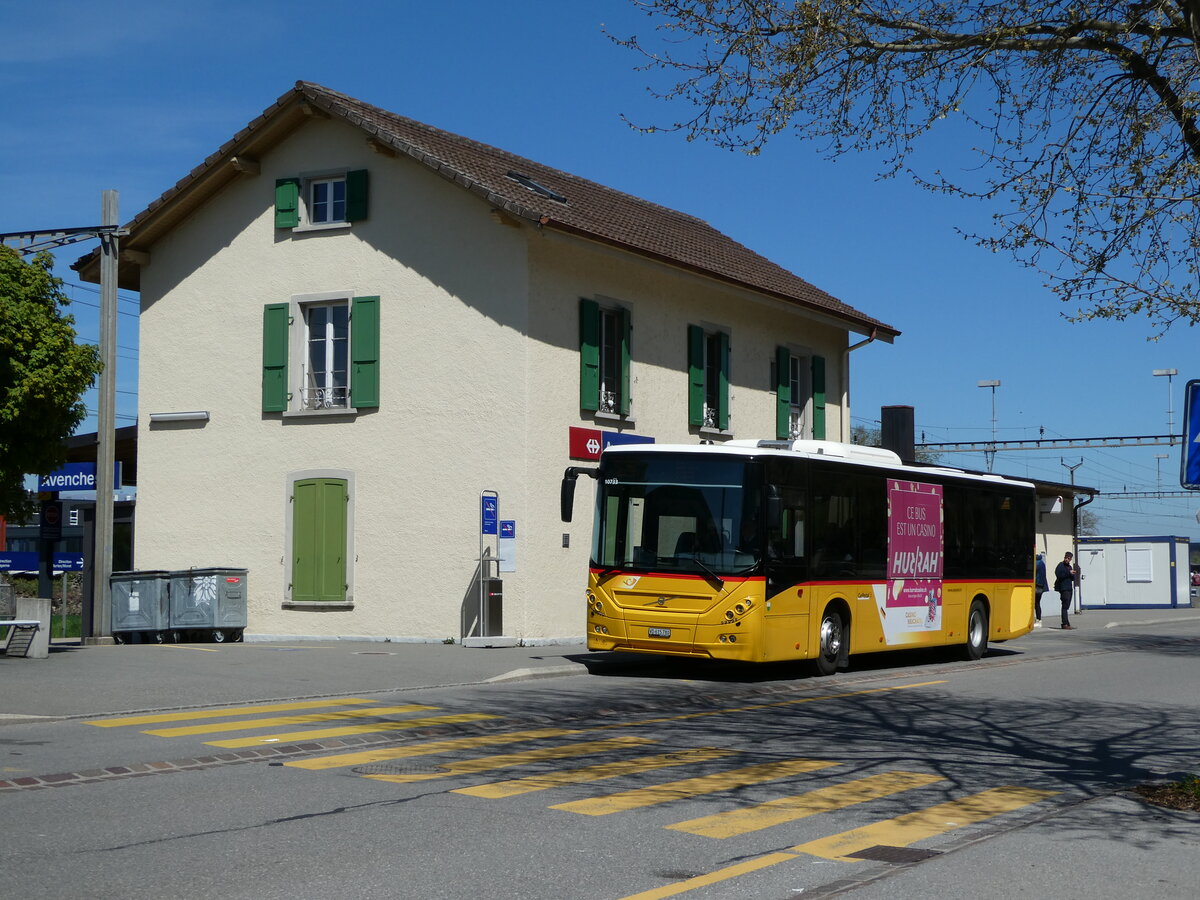 (234'766) - CarPostal Ouest - VD 615'780 - Volvo (ex Favre, Avenches) am 18. April 2022 beim Bahnhof Avenches