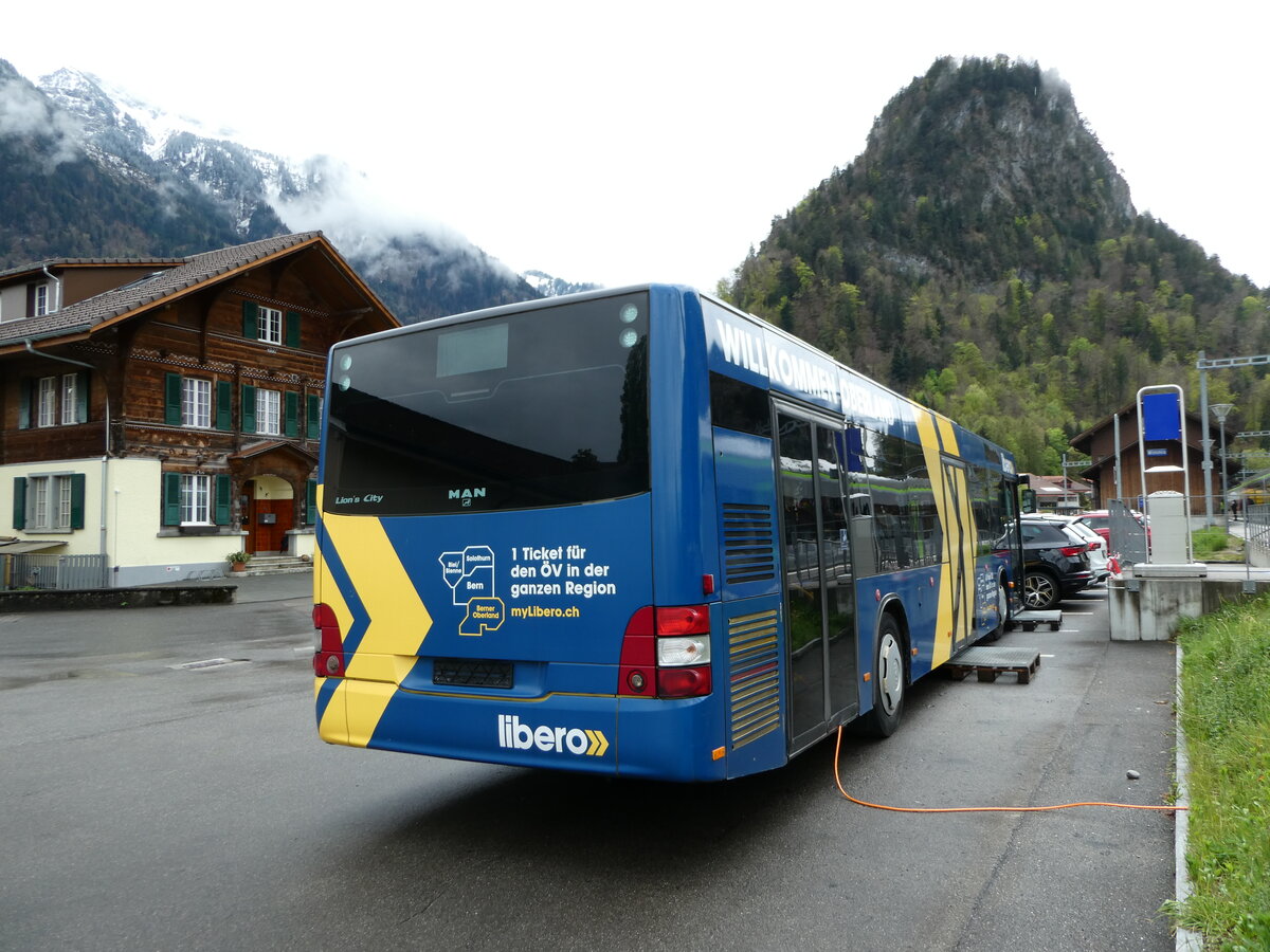 (234'839) - STI Thun - Nr. 128 - MAN am 26. April 2022 beim Bahnhof Wimmis