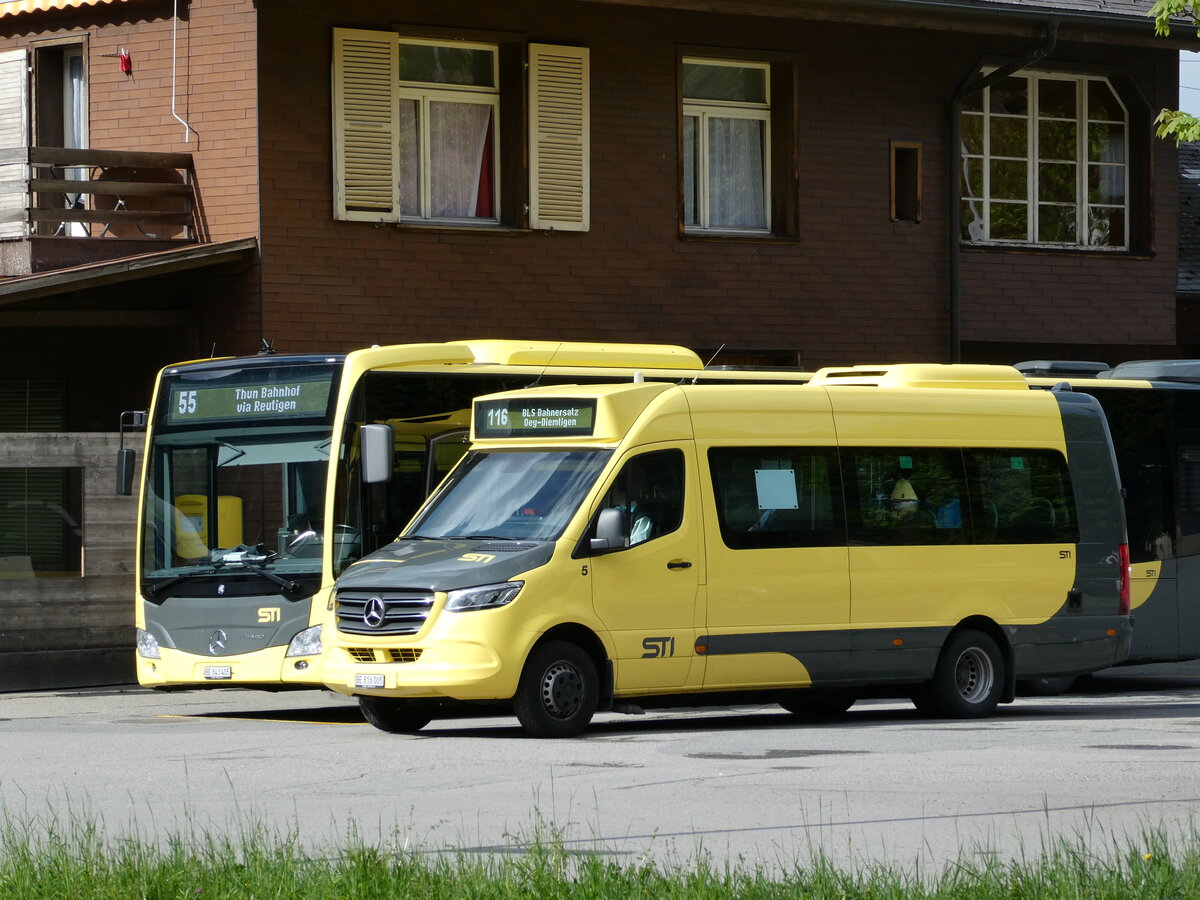 (234'860) - STI Thun - Nr. 5/BE 816'005 - Mercedes am 26. April 2022 beim Bahnhof Wimmis