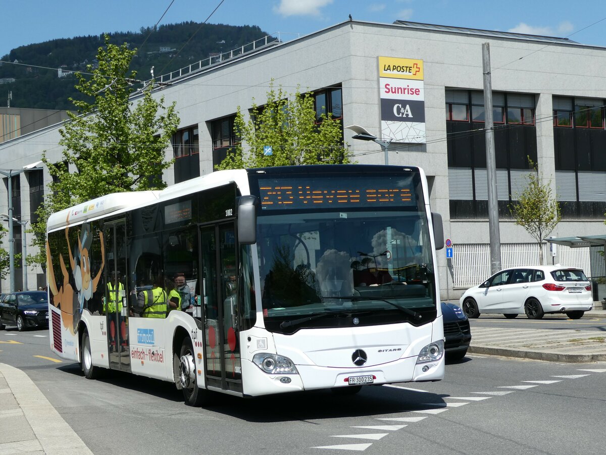 (234'959) - TPF Fribourg - Nr. 1002/FR 300'235 - Mercedes am 30. April 2022 beim Bahnhof Vevey