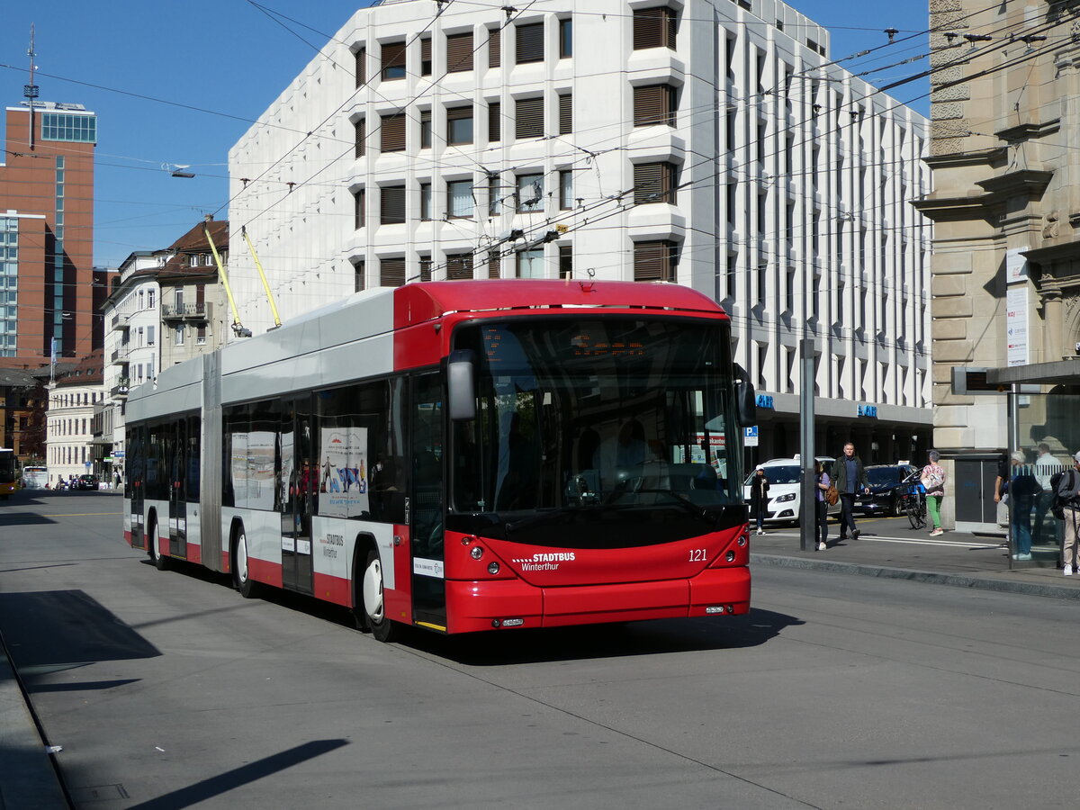 (235'082) - SW Winterthur - Nr. 121 - Hess/Hess Gelenktrolleybus am 2. Mai 2022 beim Hauptbahnhof Winterthur