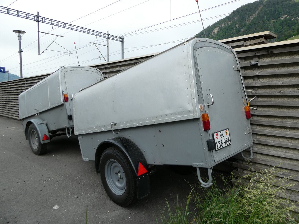 (236'100) - PostAuto Bern - BE 186'986 - Hess/PTT Gepckanhnger (ex Portenier, Adelboden Nr. 2; ex Geiger, Adelboden Nr. 2; ex P 2795) am 22. Mai 2022 beim Bahnhof Reichenbach