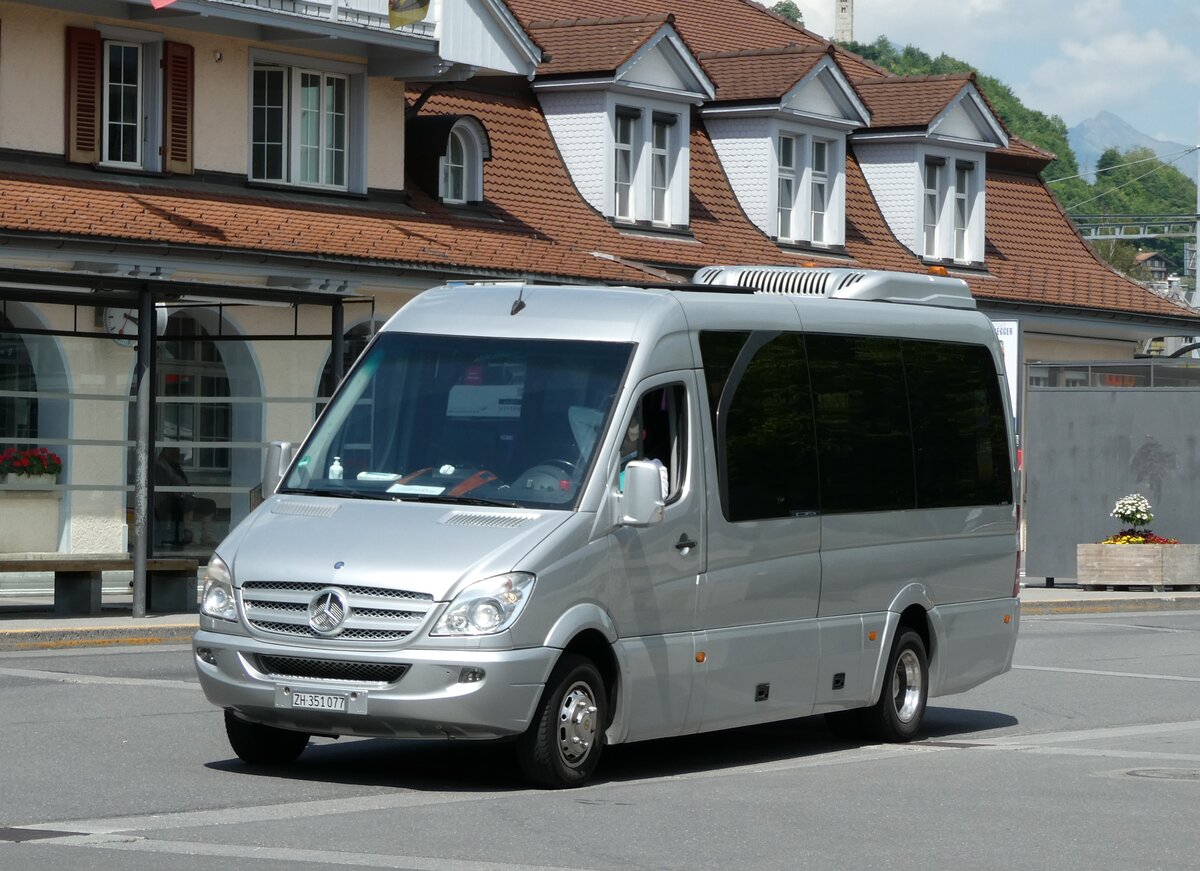 (236'743) - BALS Airport Transfers, Glattbrugg - ZH ZH 351'077 - Mercedes am 4. Juni 2022 beim Bahnhof Interlaken Ost