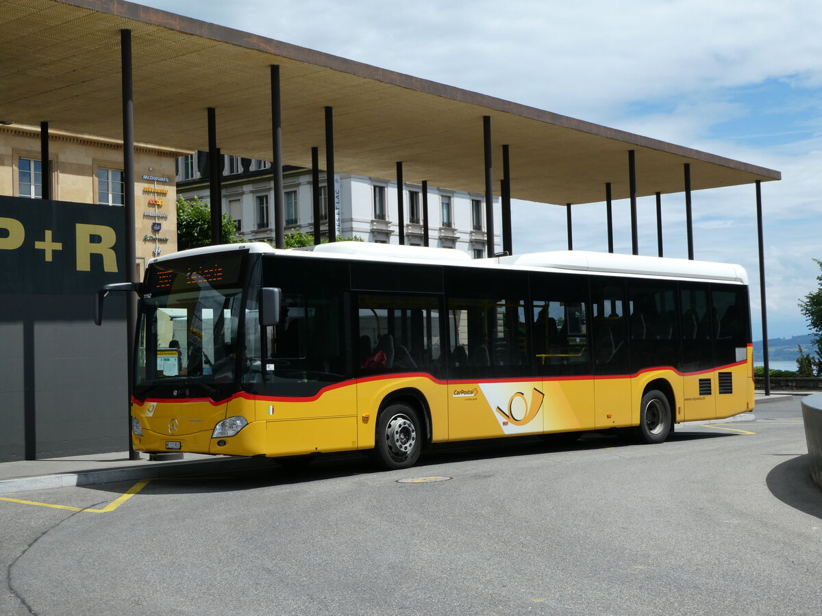 (236'989) - CarPostal Ouest - NE 113'901 - Mercedes am 6. Juni 2022 beim Bahnhof Neuchtel