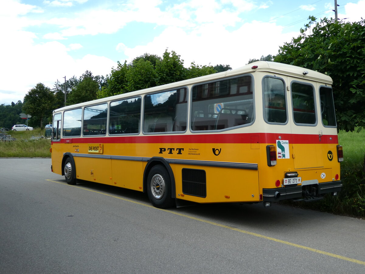 (237'502) - Bachmann, Niedernz - Nr. 5/BE 271 - Saurer/Tscher (ex Wthrich, Ursenbach; ex Schrch, Gutenburg Nr. 5; ex Engeloch, Riggisberg Nr. 5; ex P 25'668) am 25. Juni 2022 beim Bahnhof Mlenen