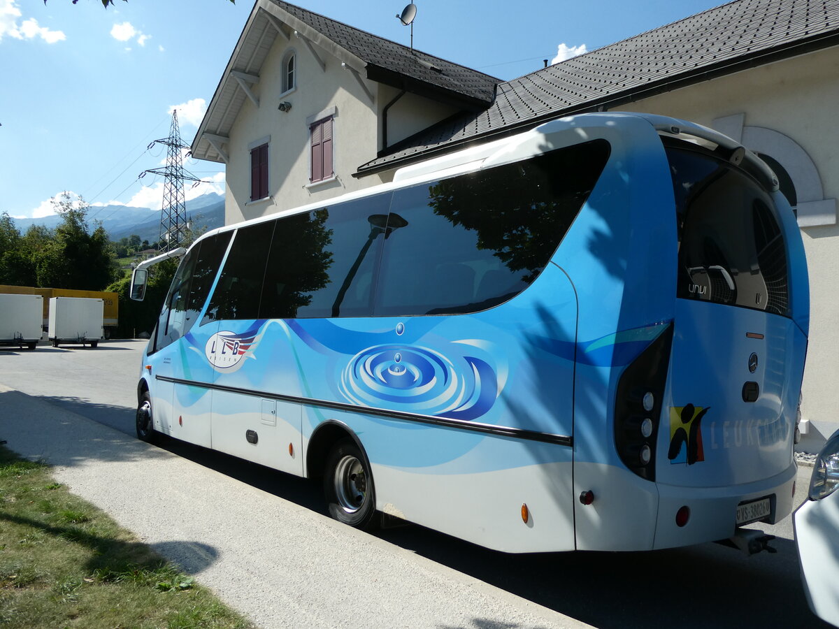 (238'180) - LLB Susten - Nr. 26/VS 38'026 - Mercedes/UNVI am 16. Juli 2022 in Leuk, Garage