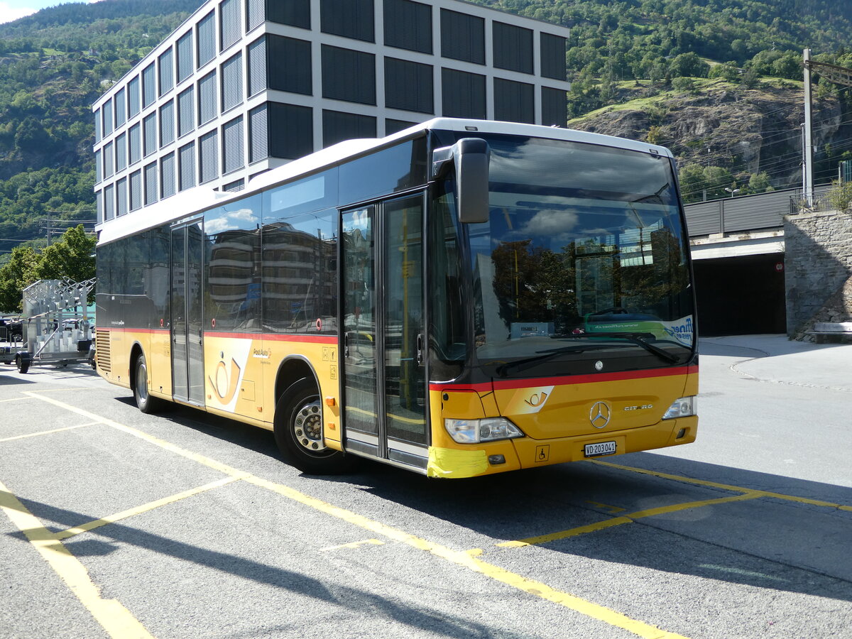 (238'713) - CarPostal Ouest - VD 203'041 - Mercedes (ex PostAuto Graubnden) am 31. Juli 2022 beim Bahnhof Brig