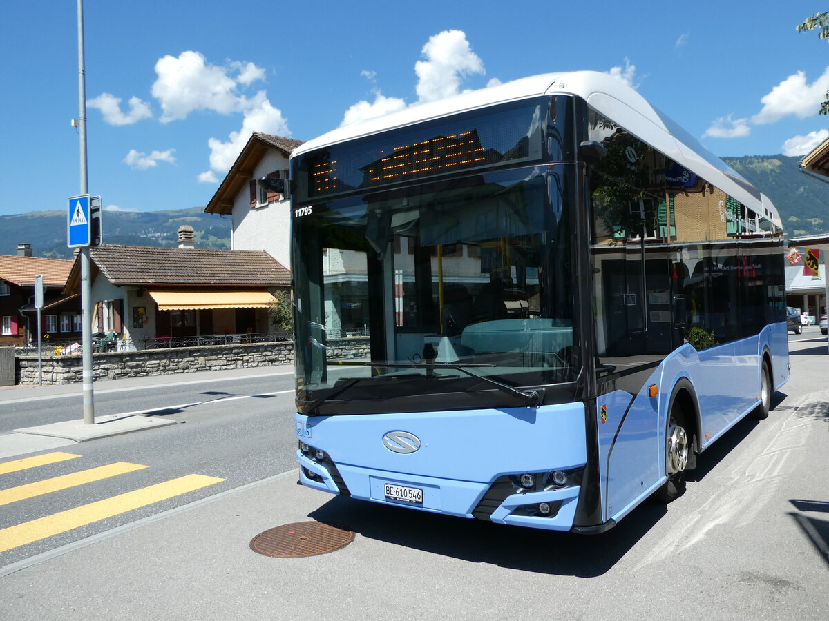 (238'763) - PostAuto Bern - BE 610'546 - Solaris am 1. August 2022 beim Bahnhof Wilderswil