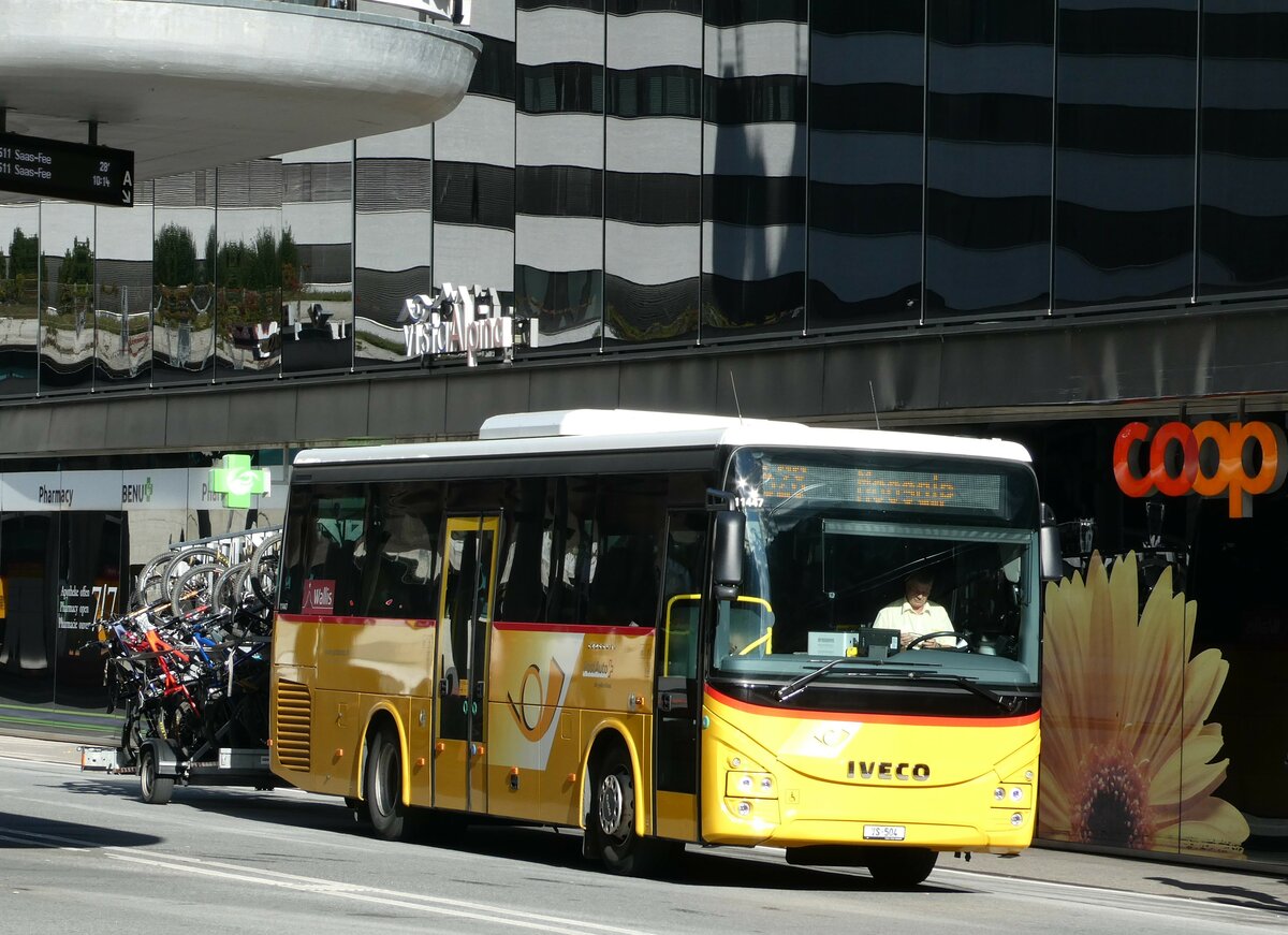 (239'330) - Autotour, Visp - VS 504 - Iveco am 21. August 2022 beim Bahnhof Visp