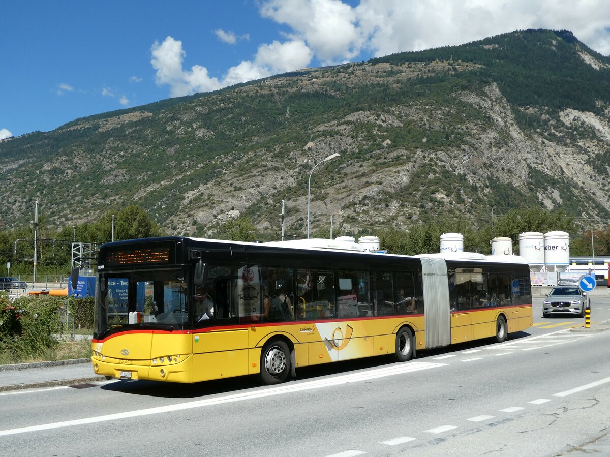 (239'384) - CarPostal Ouest - VD 305'105 - Solaris am 21. August 2022 beim Bahnhof Gampel-Steg