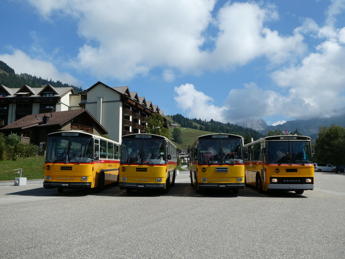 (239'854) - Schmid, Thrishaus - BE 26'206 - Saurer/Tscher (ex P 24'244) + Krummenacher, Zillis - Nr. 74/BE 243'579 - Saurer/R&J (ex AVG Meiringen Nr. 74; ex PostAuto Berner Oberland; ex P 24'357) + Ackermann, Landquart - GR 106'362 - Saurer/R&J (ex Fssler, Unteriberg; ex Schrch, Gutenburg Nr. 6; ex P 24'358) + Rpth, Zrich - SH 36'376 - Saurer/Tscher (ex Looser, Elm; ex Mattli, Wassen) am 28. August 2022 in Srenberg, Platz