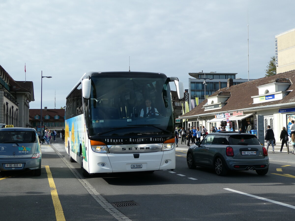 (240'130) - Bhrer, Hirzel - ZH 5998 - Setra am 18. September 2022 beim Bahnhof Thun