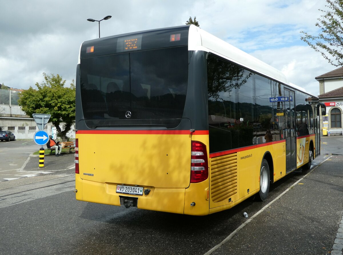 (240'195) - CarPostal Ouest - VD 203'041 - Mercedes (ex PostAuto Graubnden) am 24. September 2022 beim Bahnhof Moudon