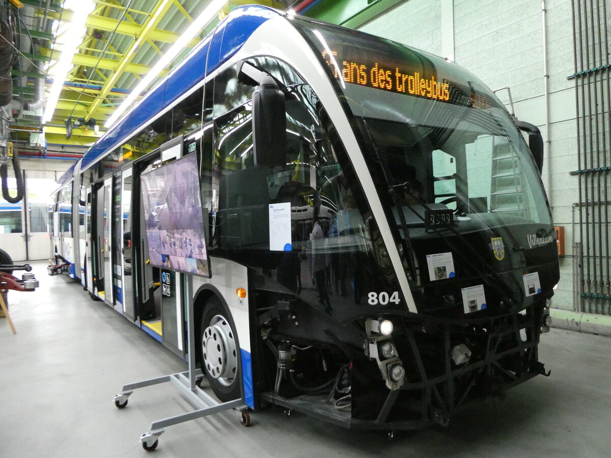 (240'456) - VMCV Clarens - Nr. 804 - Van Hool Gelenktrolleybus am 1. Oktober 2022 in Clarens, Garage