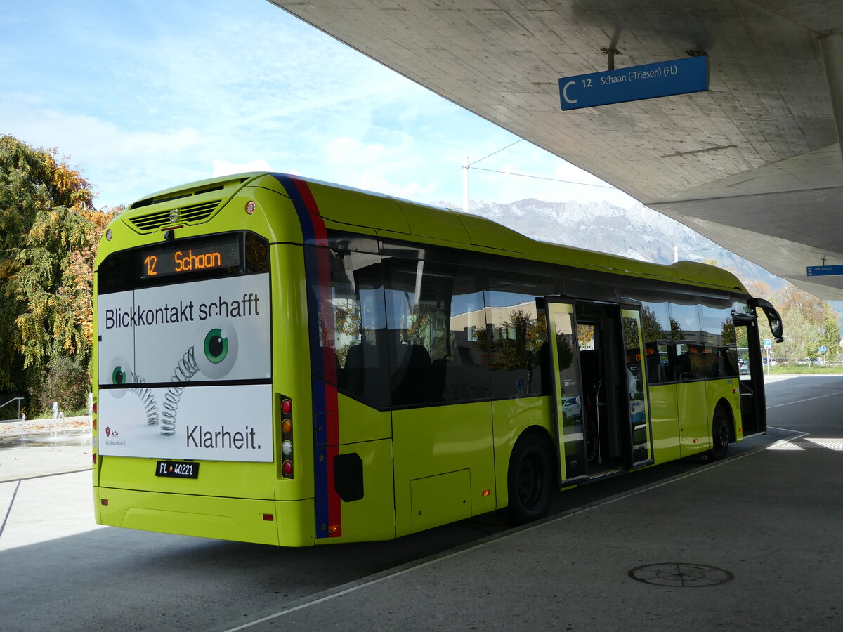 (240'925) - Aus Liechtenstein: BOS PS Anstalt, Vaduz - Nr. 554/FL 40'221 - Volvo (ex PLA Vaduz Nr. 91) am 11. Oktober 2022 beim Bahnhof Buchs