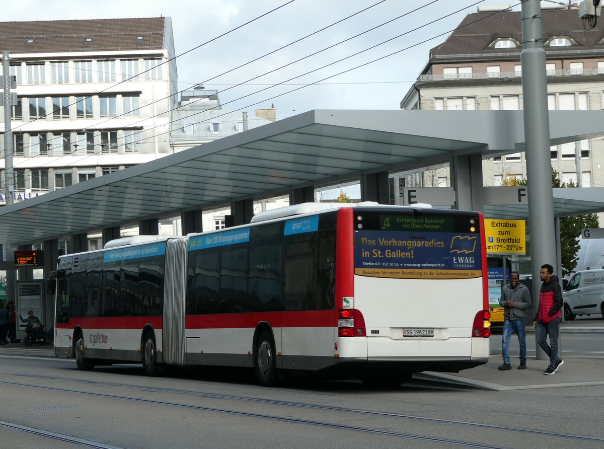 (241'010) - St. Gallerbus, St. Gallen - Nr. 210/SG 198'210 - MAN am 11. Oktober 2022 beim Bahnhof St. Gallen