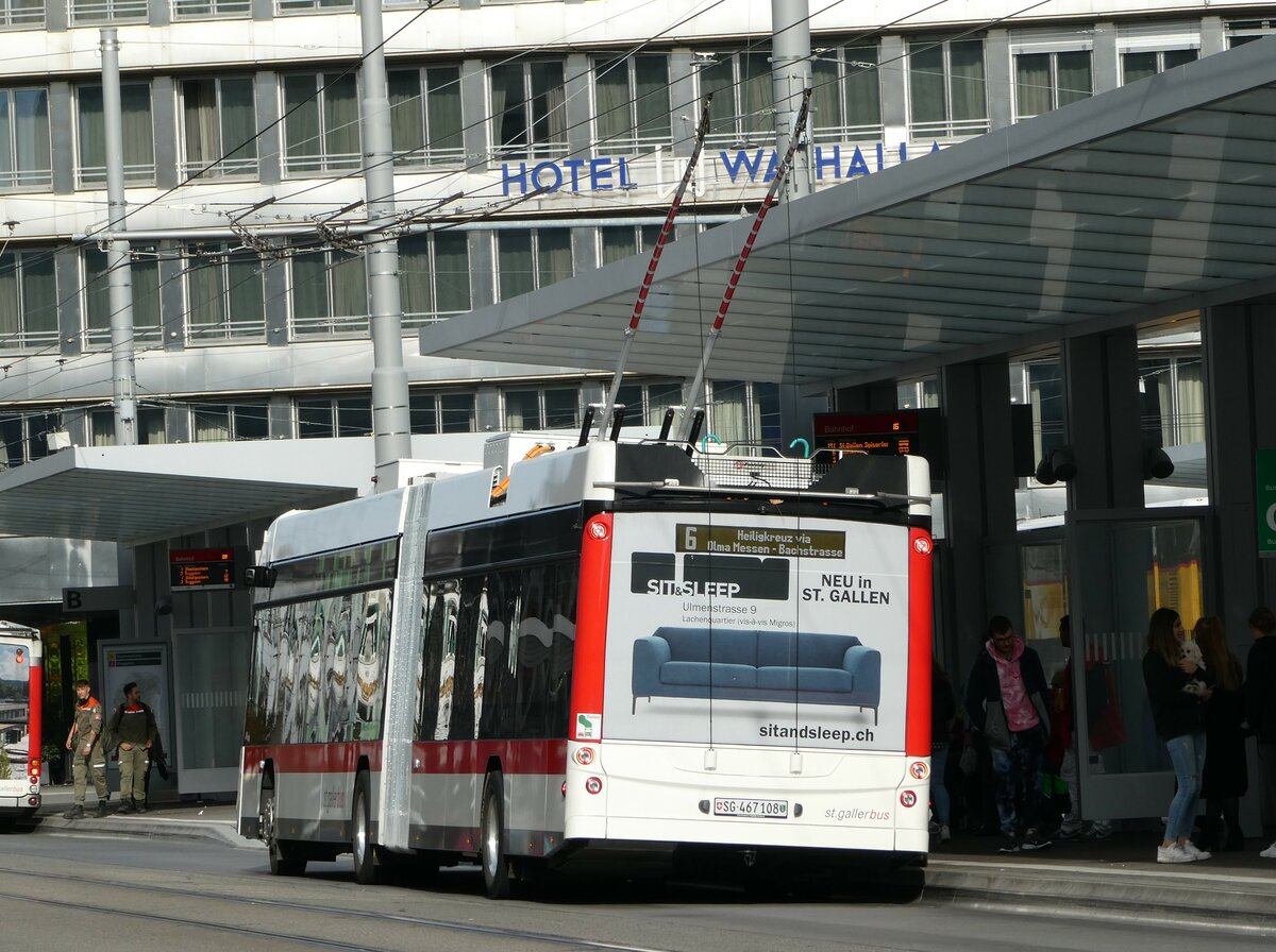 (241'017) - St. Gallerbus, St. Gallen - Nr. 108/SG 467'108 - Hess/Hess Gelenktrolleybus am 11. Oktober 2022 beim Bahnhof St. Gallen