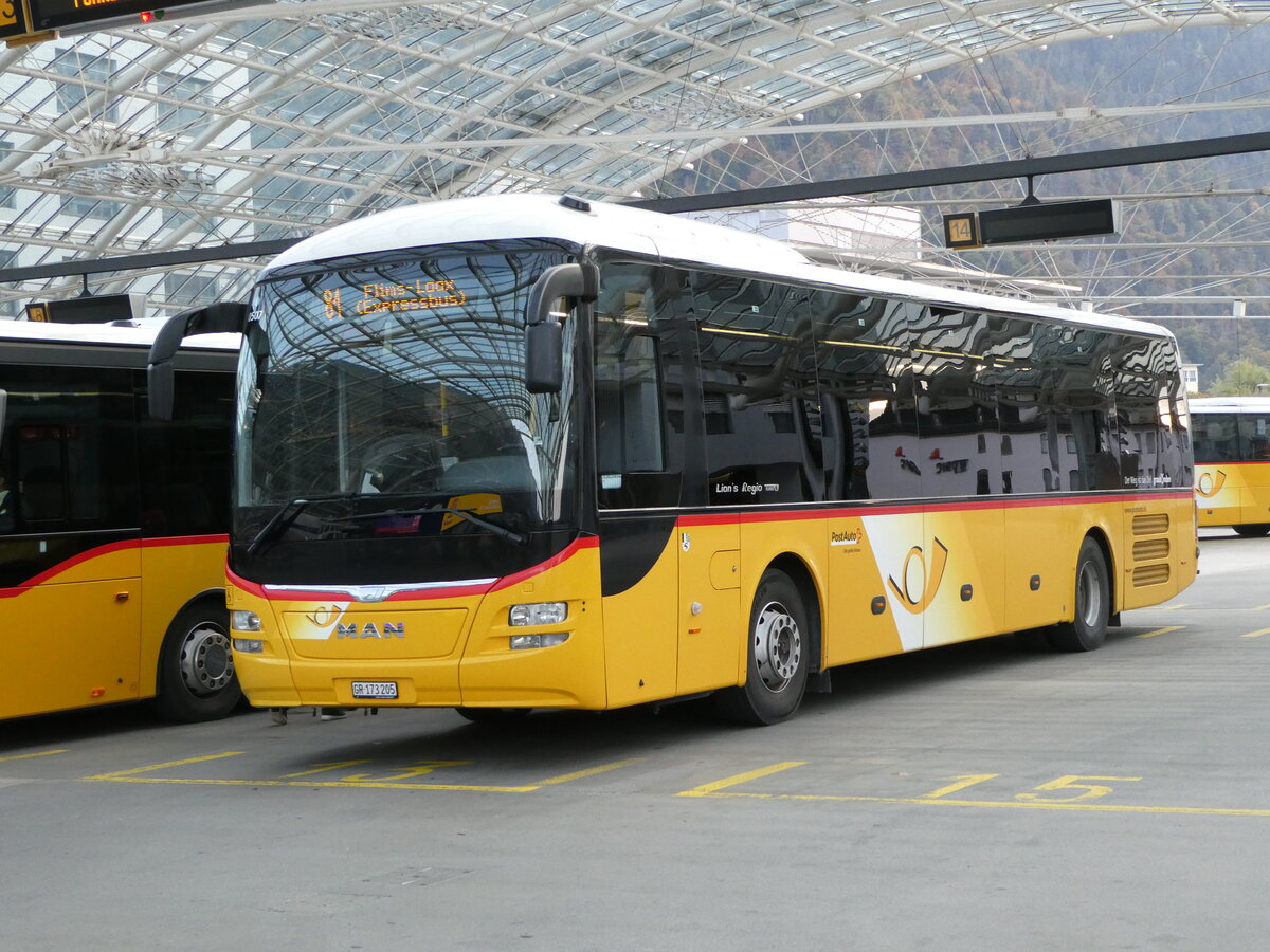 (241'033) - PostAuto Graubnden - GR 173'205 - MAN am 11. Oktober 2022 in Chur, Postautostation