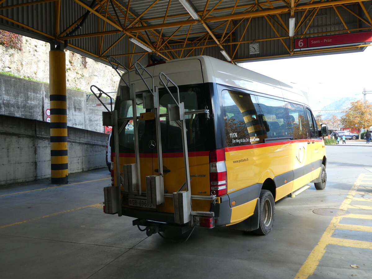 (241'077) - PostAuto Graubnden - GR 69'693 - Mercedes am 12. Oktober 2022 in Thusis, Postautostation