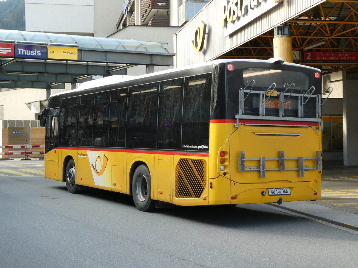 (241'078) - PostAuto Graubnden - GR 102'346 - Volvo am 12. Oktober 2022 in Thusis, Postautostation