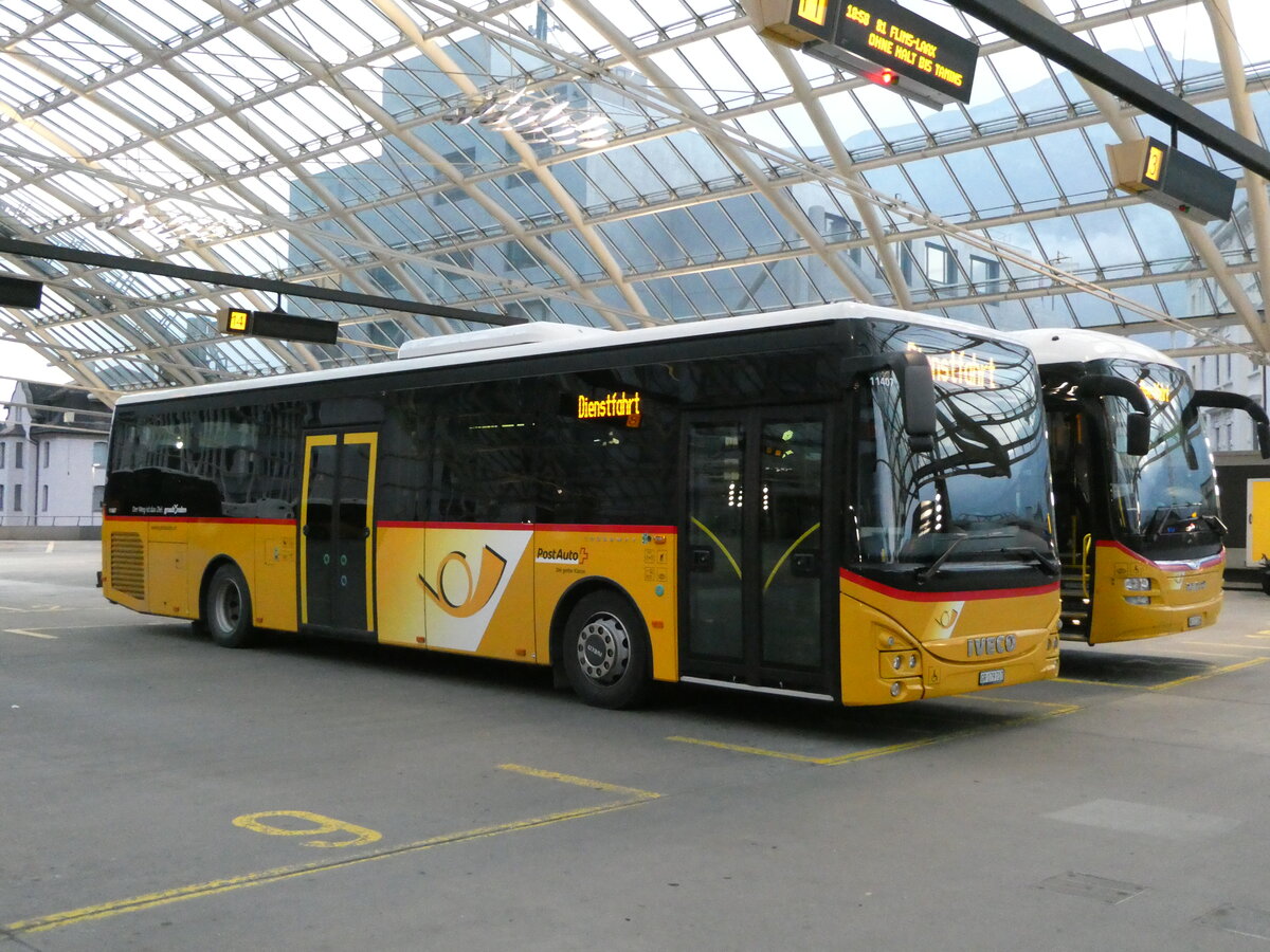 (241'176) - PostAuto Graubnden - GR 179'717 - Iveco am 12. Oktober 2022 in Chur, Postautostation