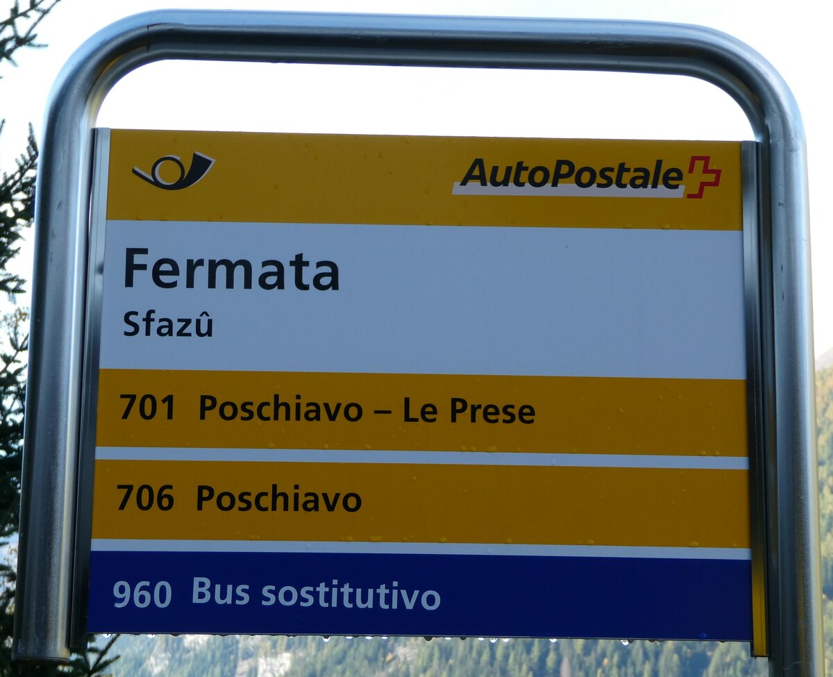 (241'183) - PostAuto-Haltestellenschild - Sfaz, Fermata - am 13. Oktober 2022