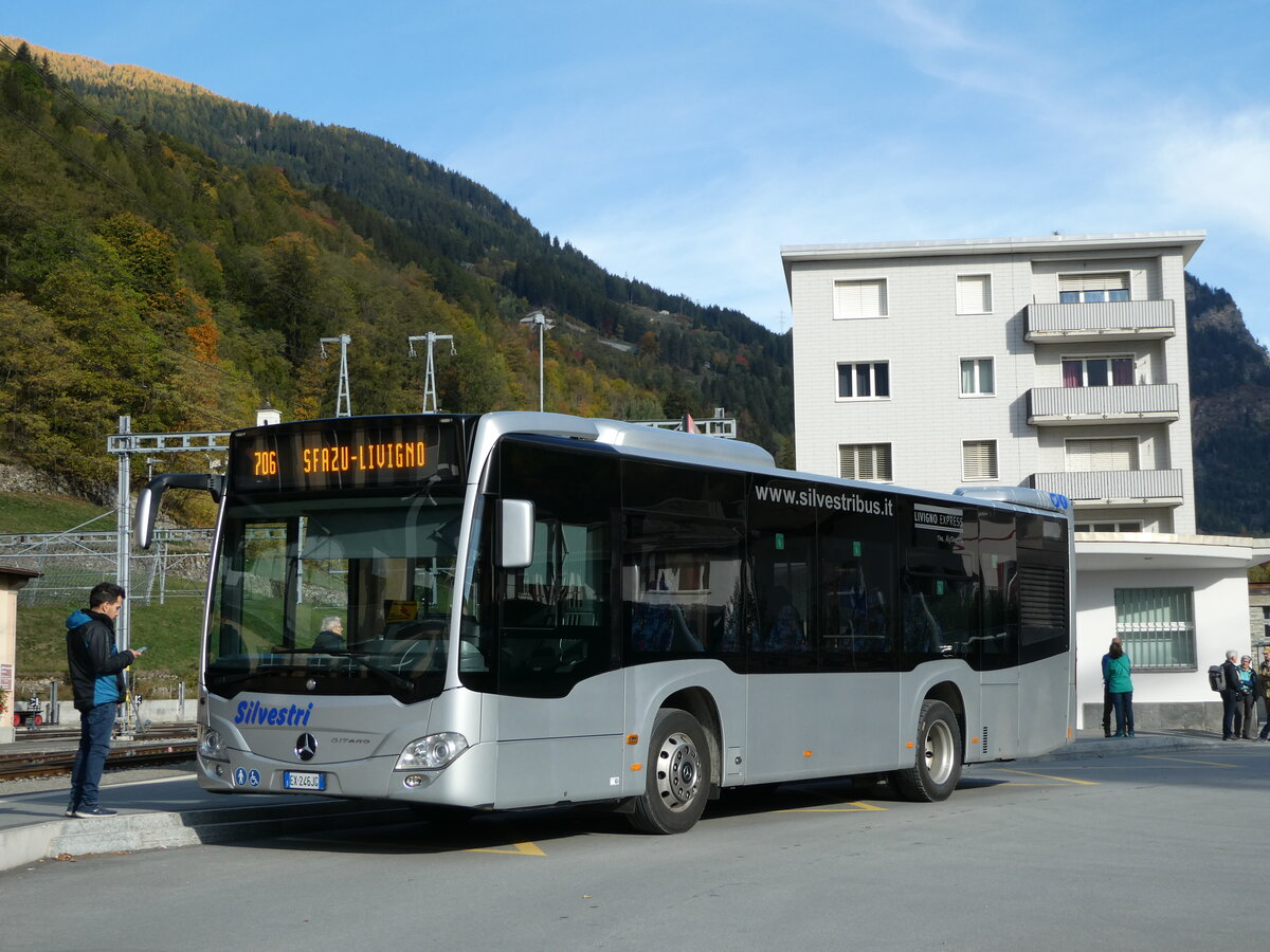 (241'194) - Aus Italien: Silvestri, Livigno - EX-246 JG - Mercedes am 13. Oktober 2022 beim Bahnhof Poschiavo