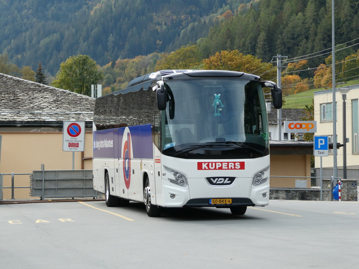 (241'216) - Aus Holland: Kupers, Weert - Nr. 387/50-BRX-6 - VDL am 13. Oktober 2022 beim Bahnhof Poschiavo