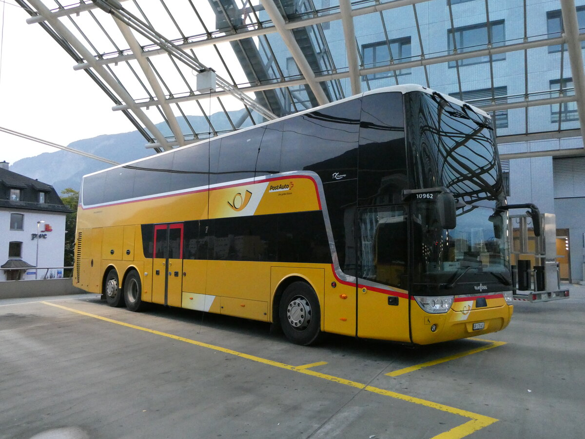 (241'251) - PostAuto Graubnden - GR 170'401 - Van Hool am 13. Oktober 2022 in Chur, Postautostation