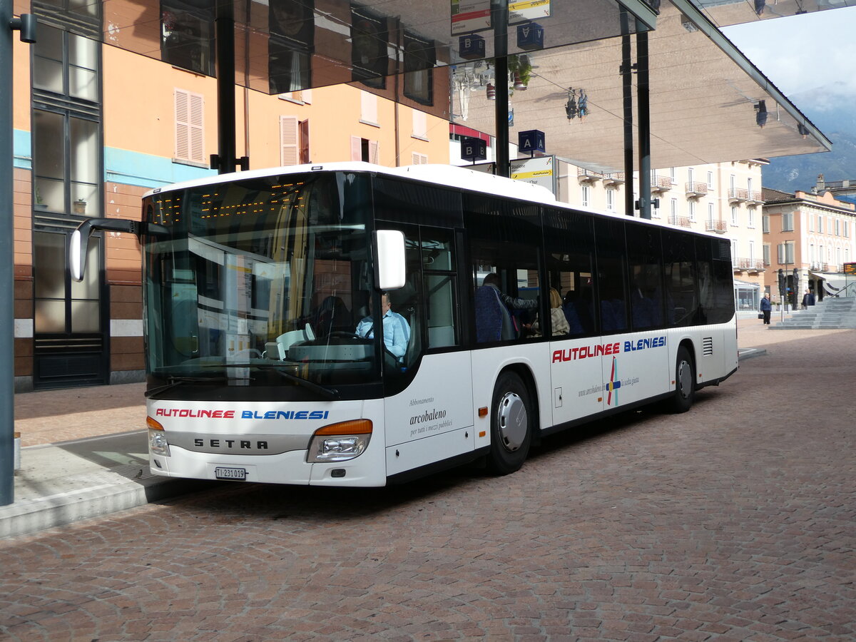 (241'301) - ABl Biasca - Nr. 19/TI 231'019 - Setra am 14. Oktober 2022 beim Bahnhof Bellinzona