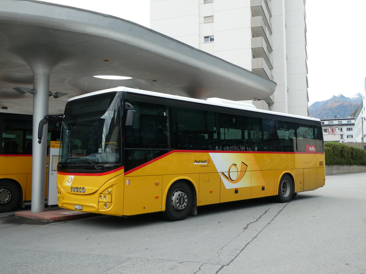 (241'412) - Autotour, Visp - VS 63'800 - Iveco am 16. Oktober 2022 beim Bahnhof Visp