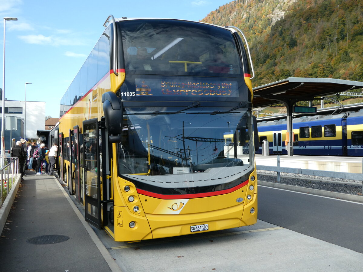 (241'472) - PostAuto Ostschweiz - SG 451'109 - Alexander Dennis (ex CarPostal Ouest; ex PostAuto Ostschweiz SG 445'308) am 18. Oktober 2022 beim Bahnhof Interlaken Ost