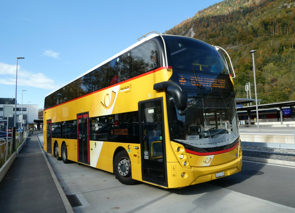 (241'476) - PostAuto Ostschweiz - SG 451'109 - Alexander Dennis (ex CarPostal Ouest; ex PostAuto Ostschweiz SG 445'308) am 18. Oktober 2022 beim Bahnhof Interlaken Ost