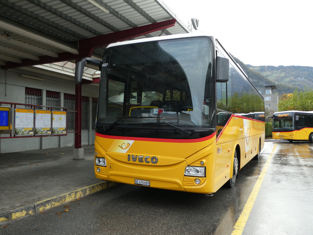 (241'688) - PostAuto Bern - BE 476'689 - Iveco am 22. Oktober 2022 in Meiringen, Postautostation