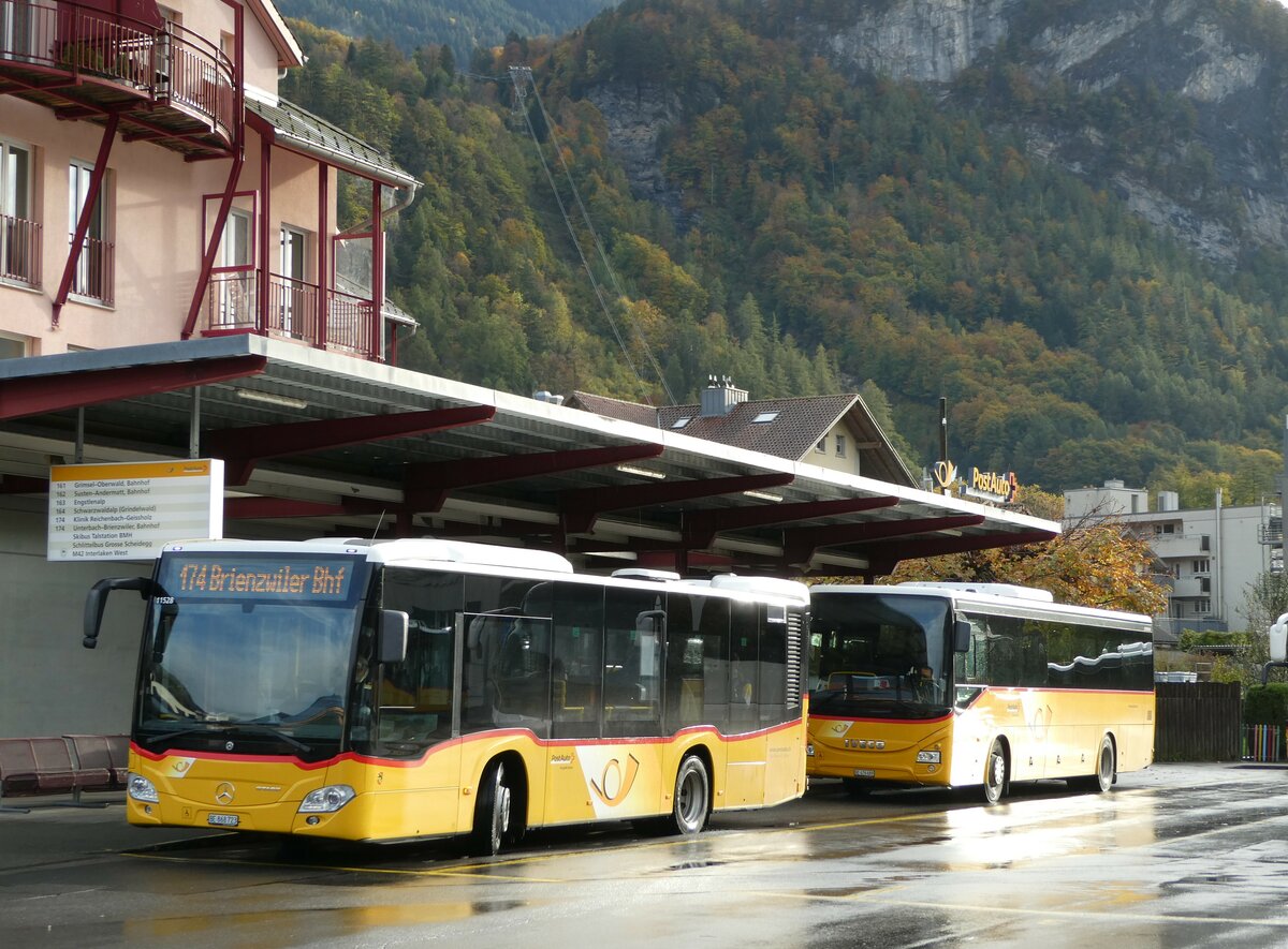 (241'698) - Flck, Brienz - Nr. 23/BE 868'723 - Mercedes am 22. Oktober 2022 in Meiringen, Postautostation