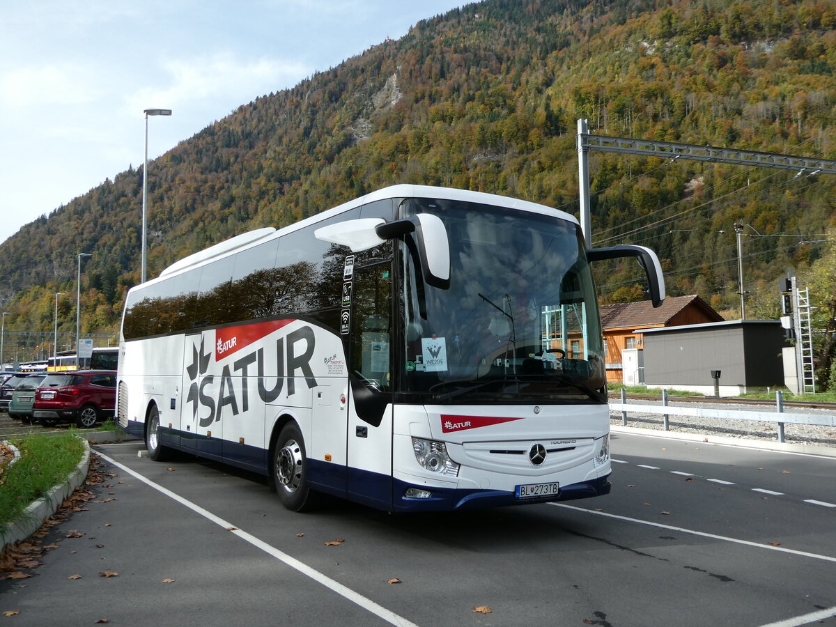 (241'805) - Aus der Slowakei: Satur, Bratislava - BL-273TB - Mercedes am 23. Oktober 2022 beim Bahnhof Interlaken Ost