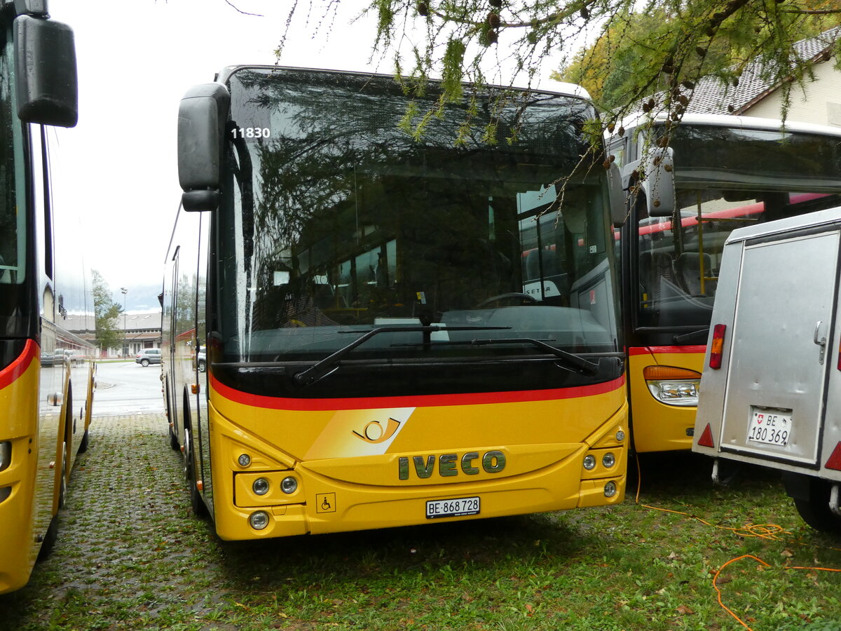 (241'819) - Flck, Brienz - Nr. 28/BE 868'728 - Iveco am 24. Oktober 2022 in Meiringen, Postgarage