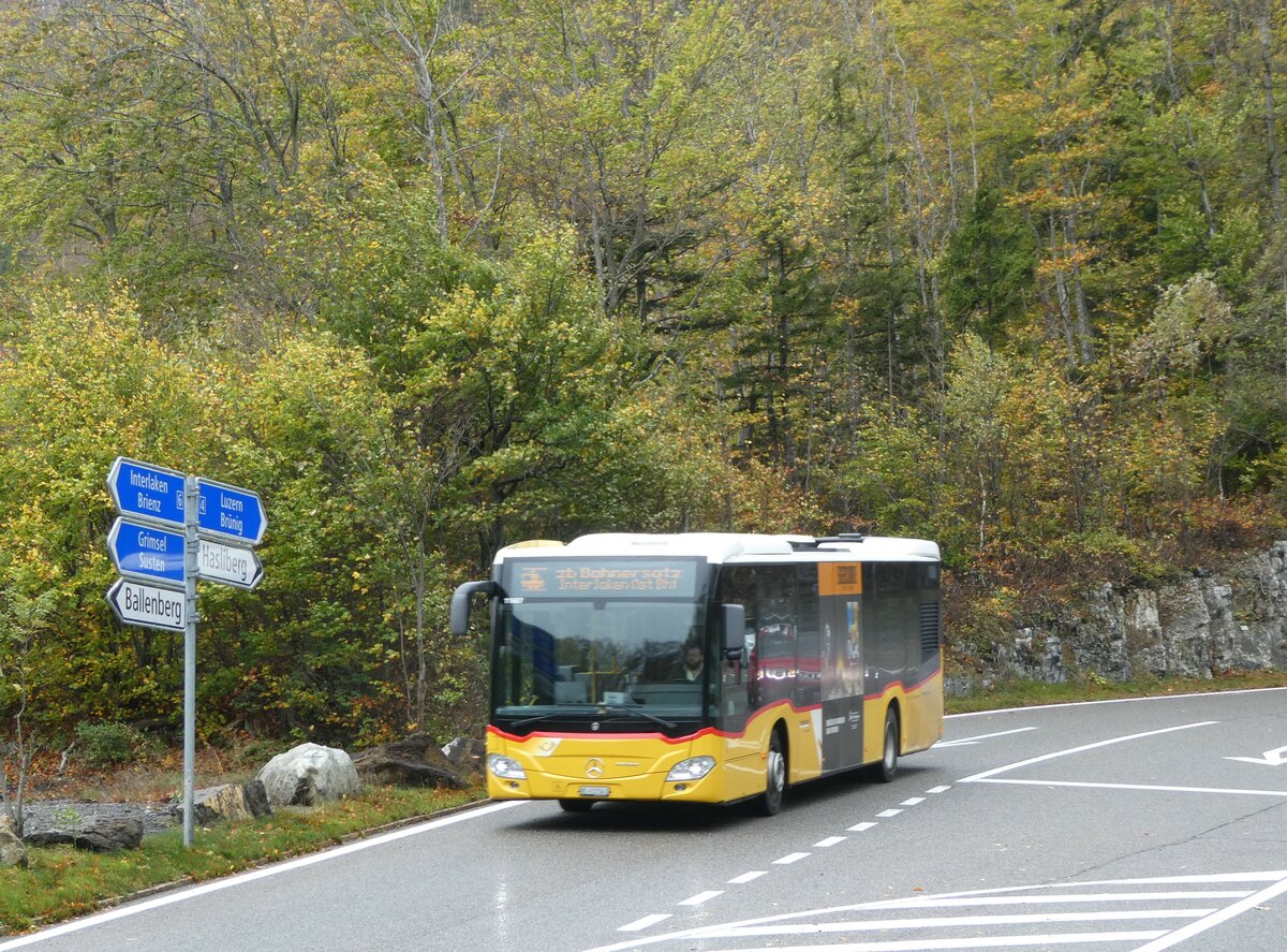 (241'834) - PostAuto Bern - BE 610'543 - Mercedes am 24. Oktober 2022 in Brnigen, Gnoll