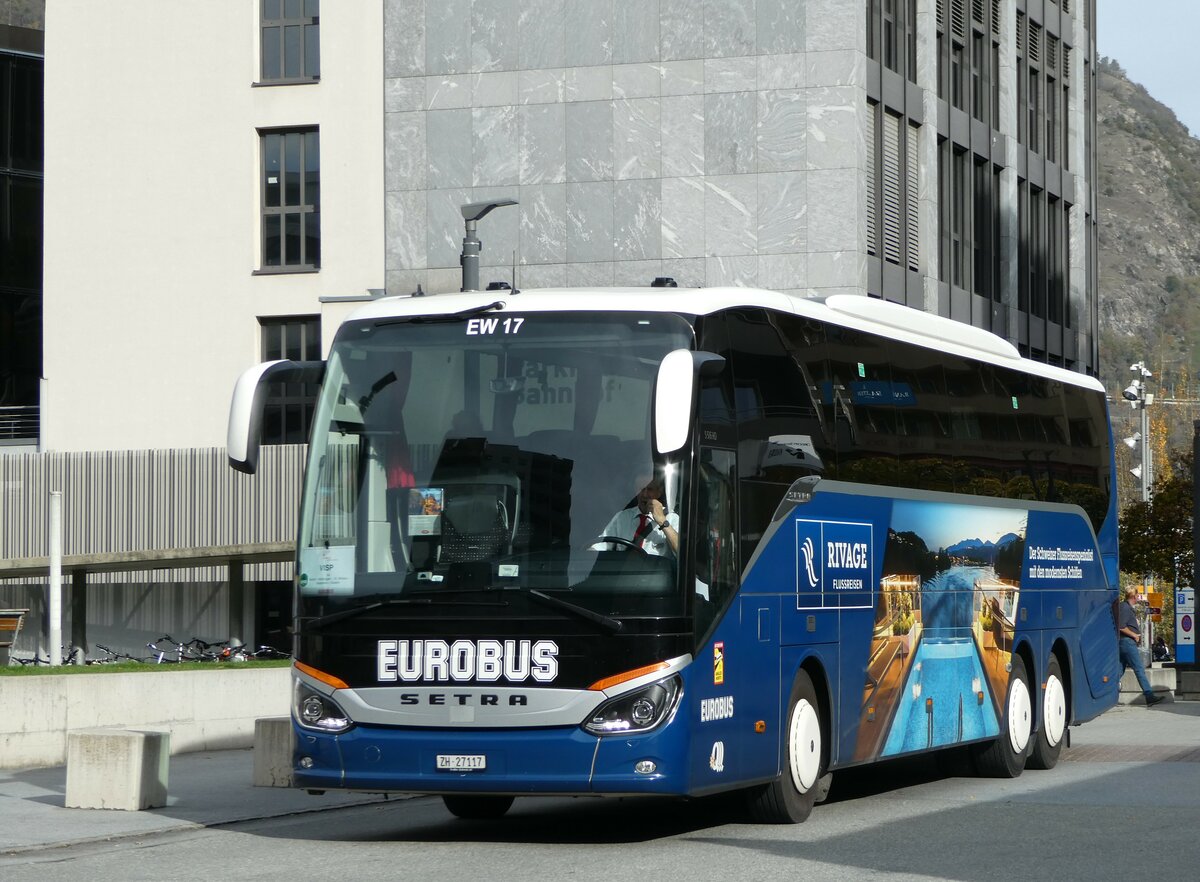 (242'007) - Welti-Furrer, Bassersdorf - Nr. 17/ZH 27'117 - Setra am 30. Oktober 2022 beim Bahnhof Visp