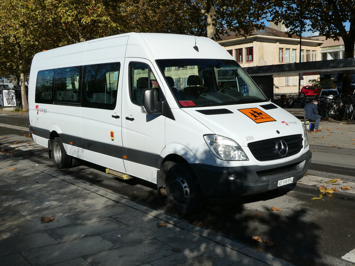 (242'334) - TRAVYS Yverdon - Nr. 255/VD 198'554 - Mercedes am 10. November 2022 beim Bahnhof Yverdon