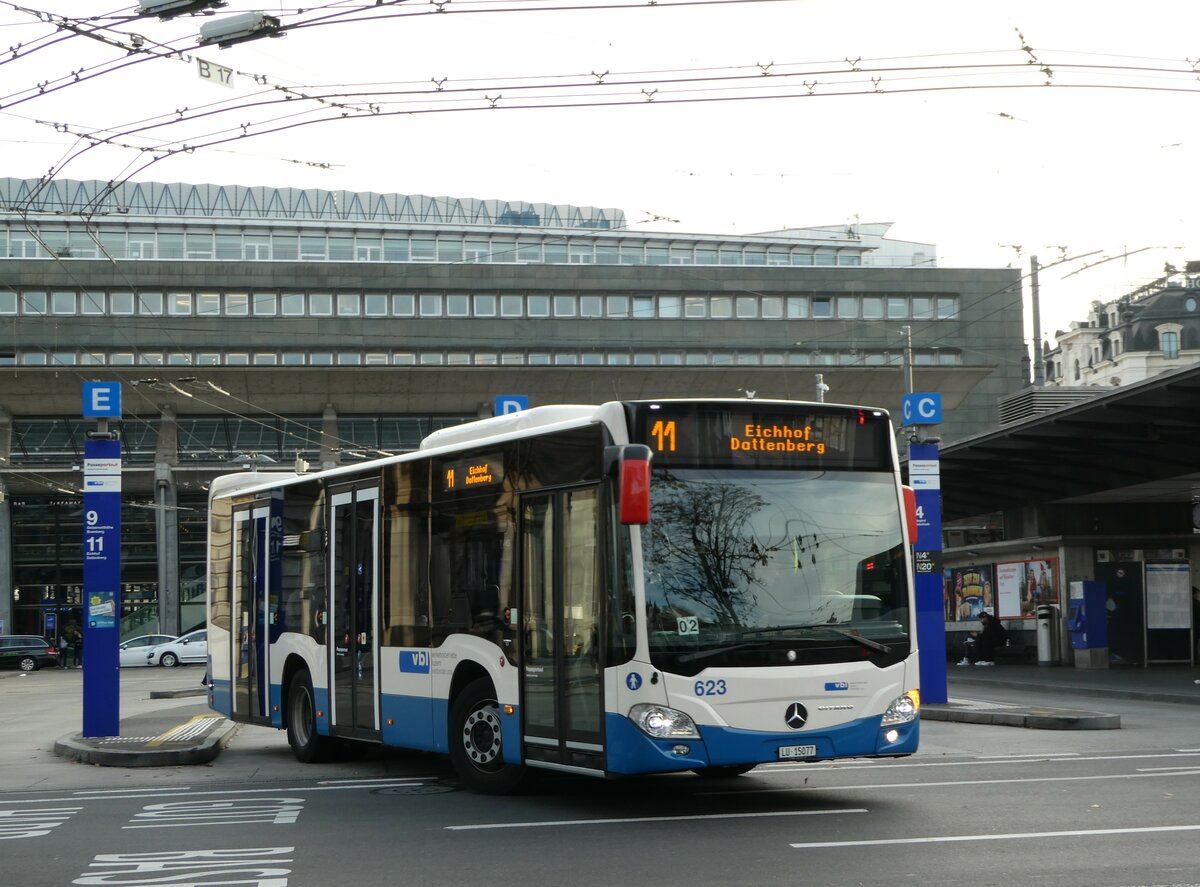 (242'438) - VBL Luzern - Nr. 623/LU 15'077 - Mercedes am 11. November 2022 beim Bahnhof Luzern