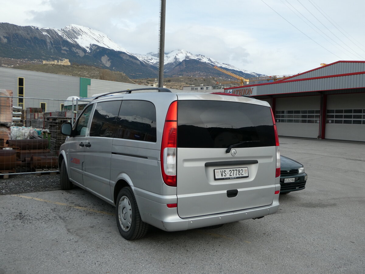 (243'362) - Lathion, Sion Nr. 22/VS 27'782 - Mercedes am 3. Dezember 2022 in Sion, Garage