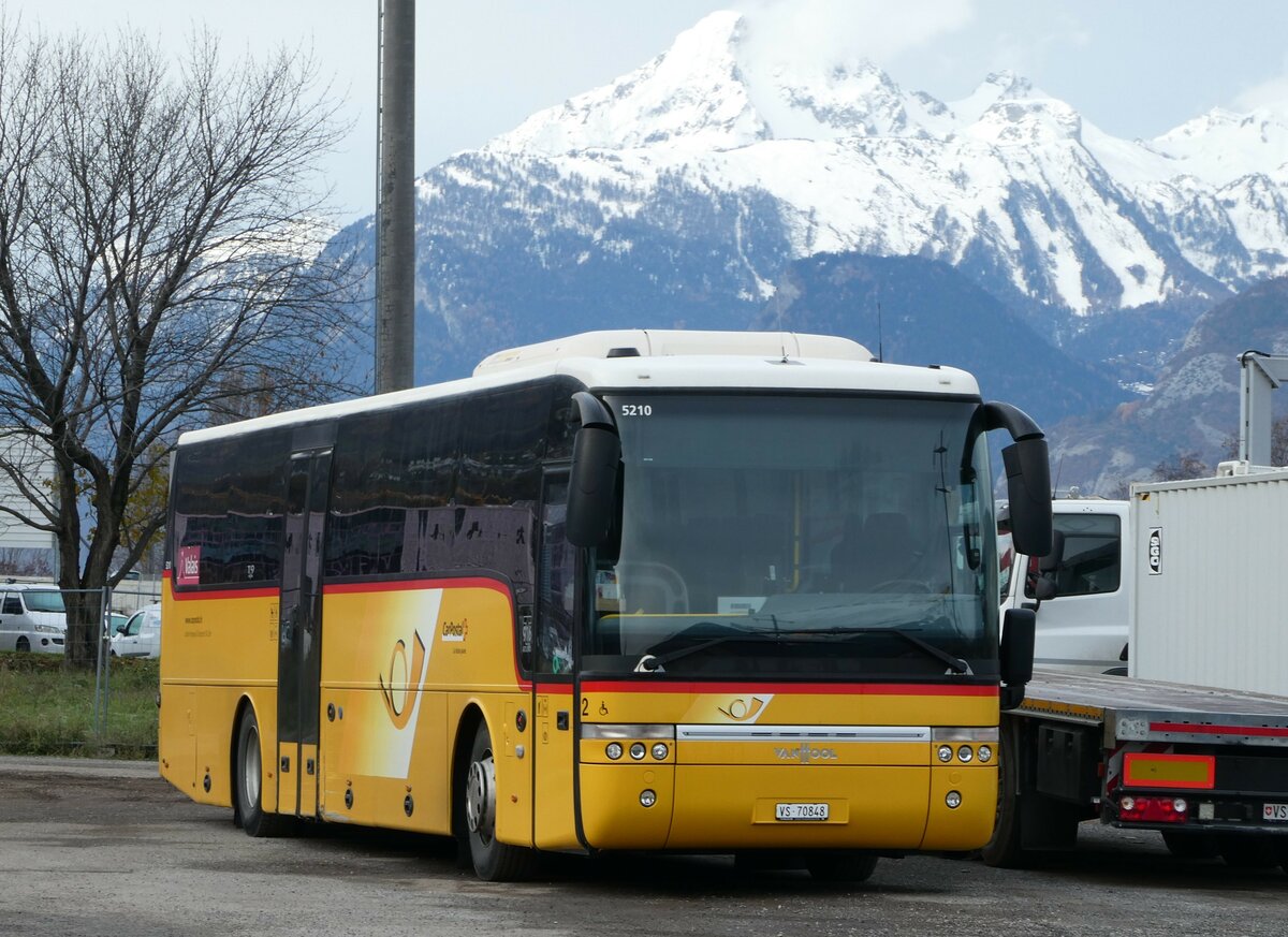 (243'366) - Lathion, Sion - Nr. 2/VS 70'848 - Van Hool am 3. Dezember 2022 in Sion, Garage