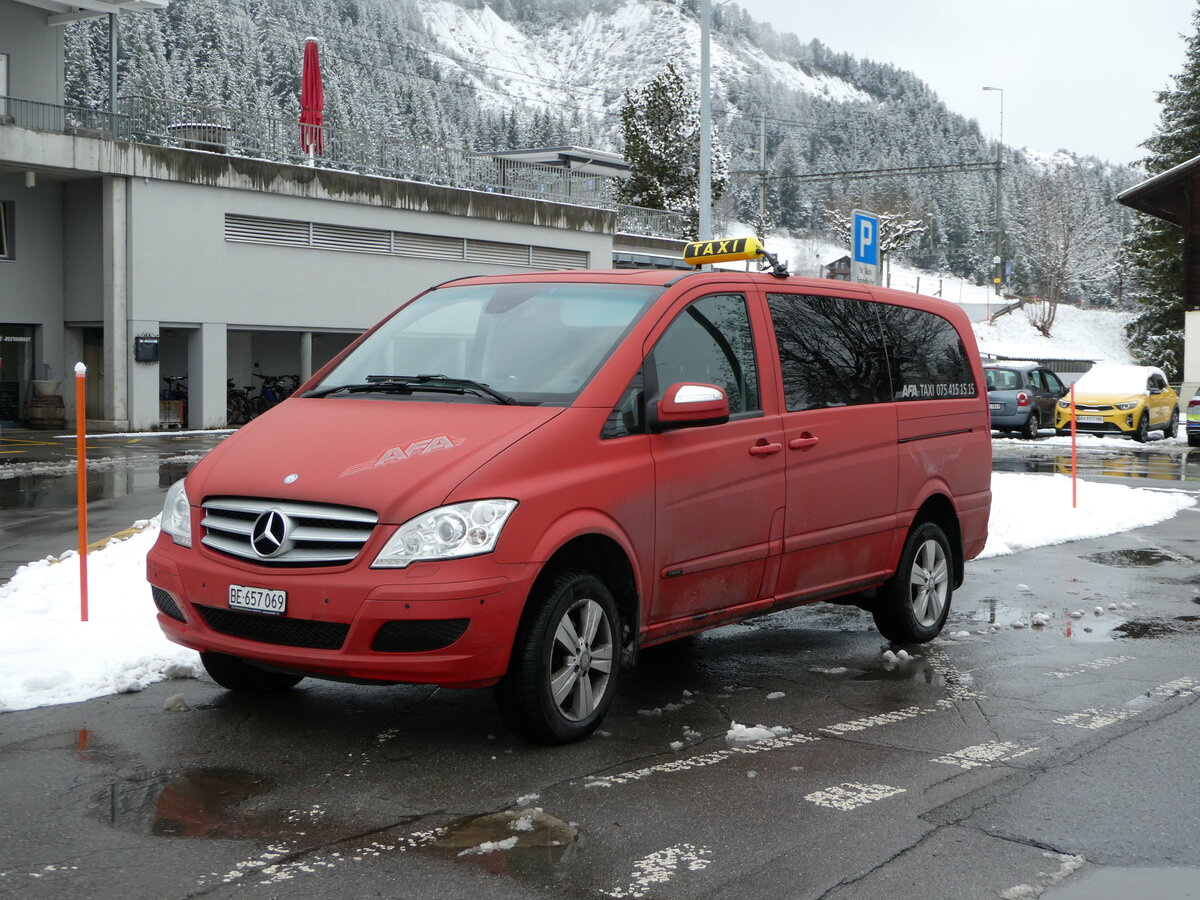 (243'476) - AFA Adelboden - BE 657'069 - Mercedes am 5. Dezember 2022 beim Bahnhof Kandersteg