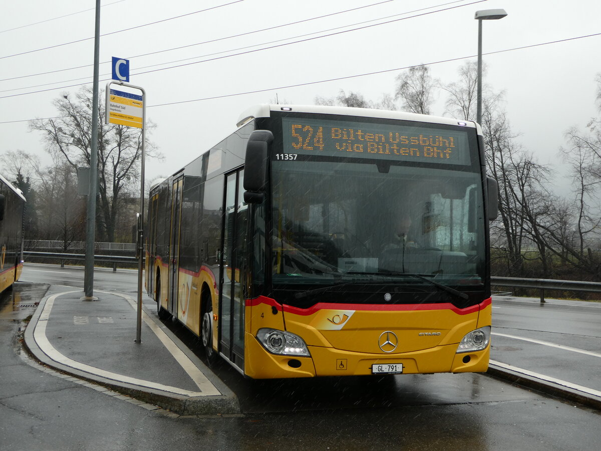 (243'718) - Niederer, Filzbach - Nr. 4/GL 791 - Mercedes am 10. Dezember 2022 beim Bahnhof Ziegelbrcke