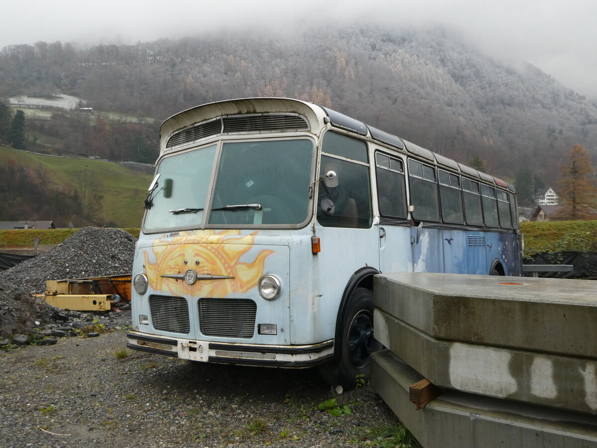 (243'722) - Frey, Wangen b.D. - FBW/Eggli (ex Flck, Utzenstorf; ex Flck, Schinznach Bad; ex Heinecken Vereinsbus, Turtig; ex van Dyck, Brig; ex P 24'152) am 10. Dezember 2022 in Nfels, Industrie