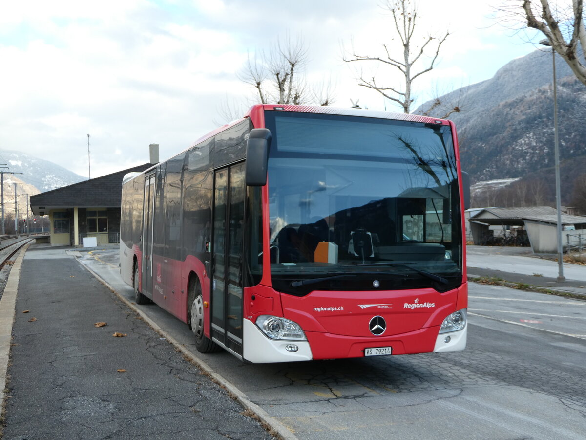 (243'788) - Steiner, Niedergesteln - VS 79'214 - Mercedes am 11. Dezember 2022 beim Bahnhof Raron