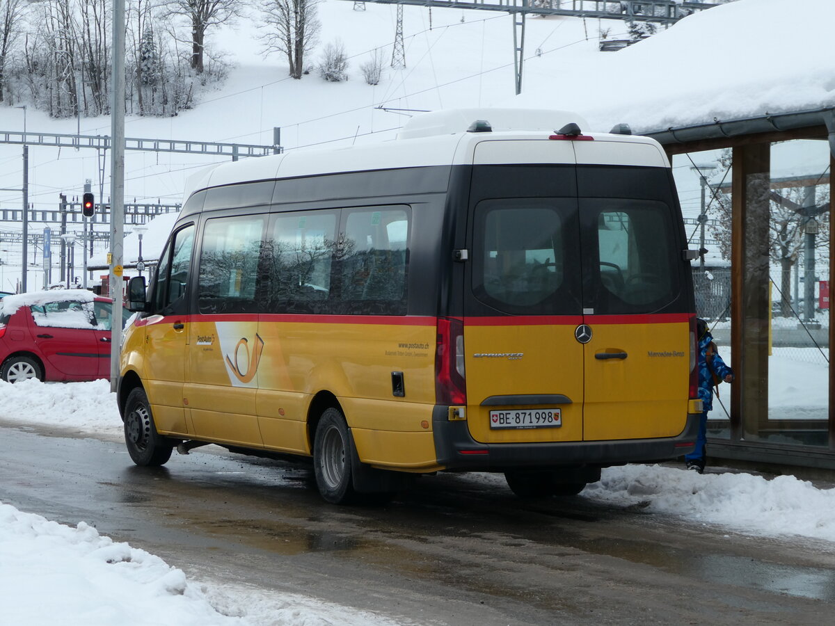 (243'844) - Tritten, Zweisimmen - BE 871'998 - Mercedes am 13. Dezember 2022 beim Bahnhof Zweisimmen