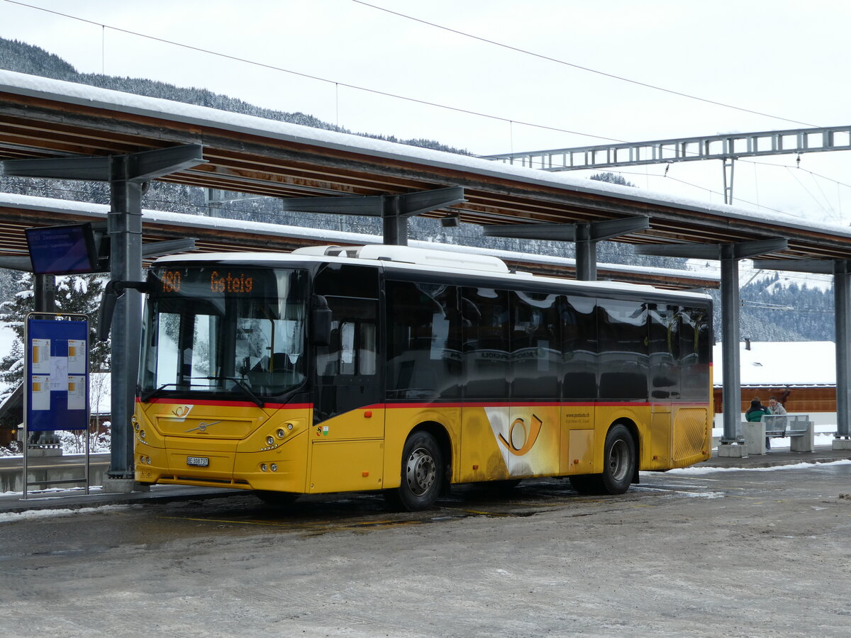 (243'854) - Kbli, Gstaad - BE 308'737 - Volvo am 13. Dezember 2022 beim Bahnhof Gstaad